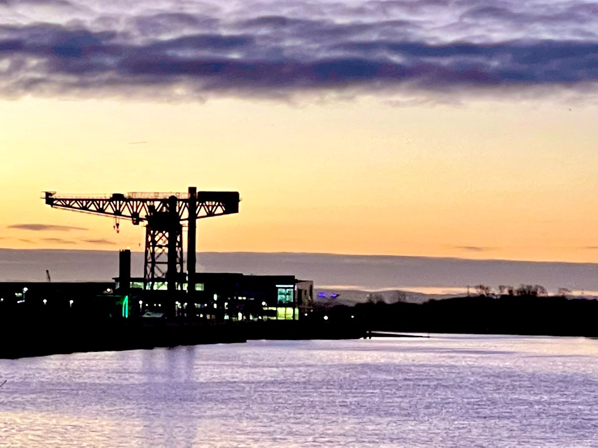 This morning's bonny view ...sunrise over the Clyde 🌅 ...not off course 😄 just heading to a training course @Clydetraining