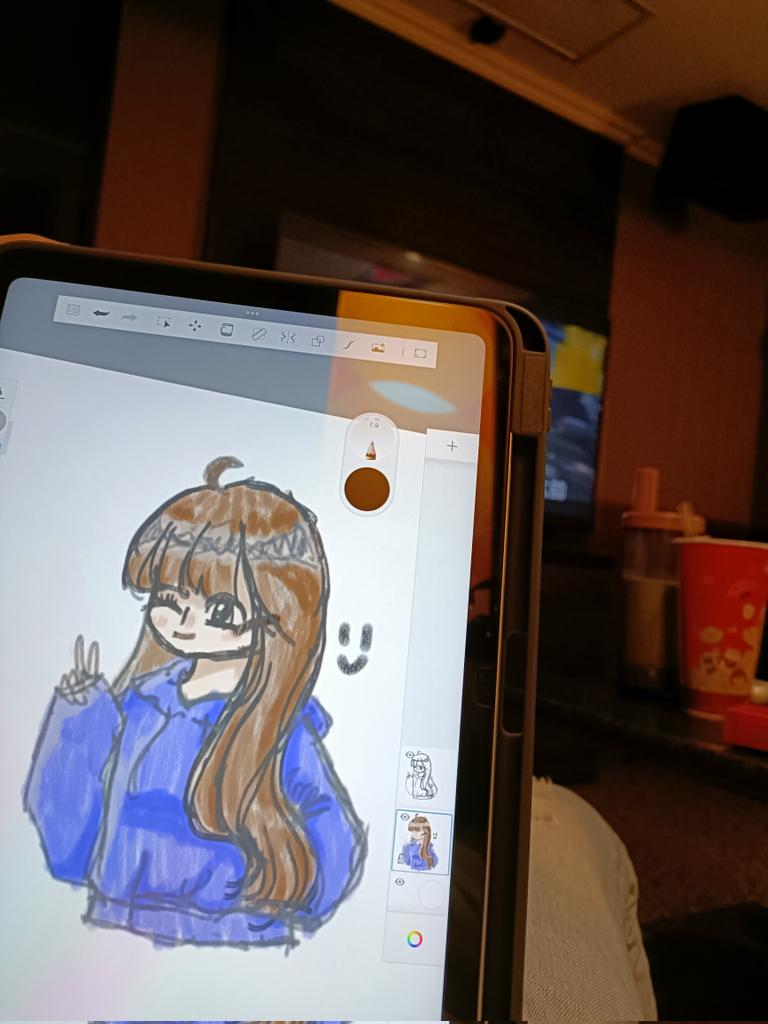 Sihyinggg's tweet photo. 在KTV拿某人的平板躺著練手 超醜 (⁠・⁠∀⁠・⁠) https://t.co/BhtVC0n8gl