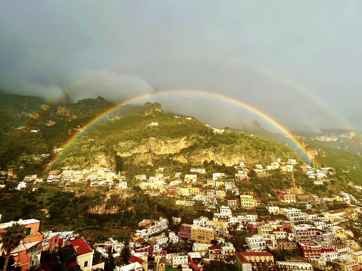 Buongiorno dalla costiera amalfitana con un ponte naturale da Positano, a doppio arcobaleno, perché la luce è riflessa due volte all'interno delle gocce di pioggia. Un pò come nell'anima quando la seconda riflessione genera uno spettro di colori invertito rispetto al principale.