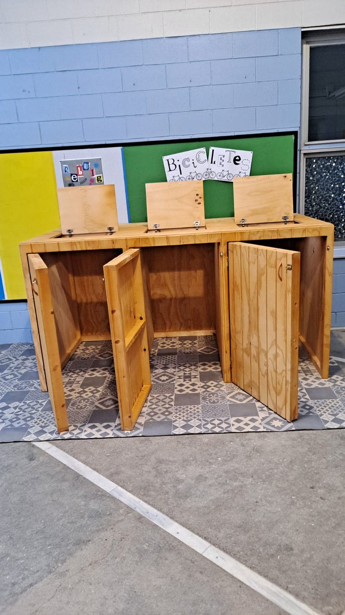 Fabricacion y montaje de mòdulos de madera para gestión de residuos. Con tapas superiores y puertas de acceso frontales para retirar contenedores de plastico interiores. 
#trabajosbienhechos #madera #mausa #fustmar #colegios
