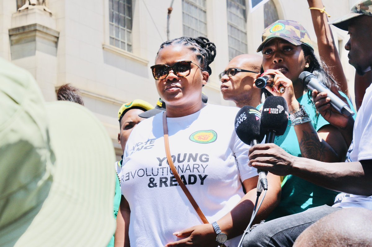 ANCYLhq's tweet photo. [DELAYED POST]

#DefendLuthuliHouse: ANCYL peacefully proctecting Luthuli house in response to the DA! https://t.co/nwzd5JFEYG