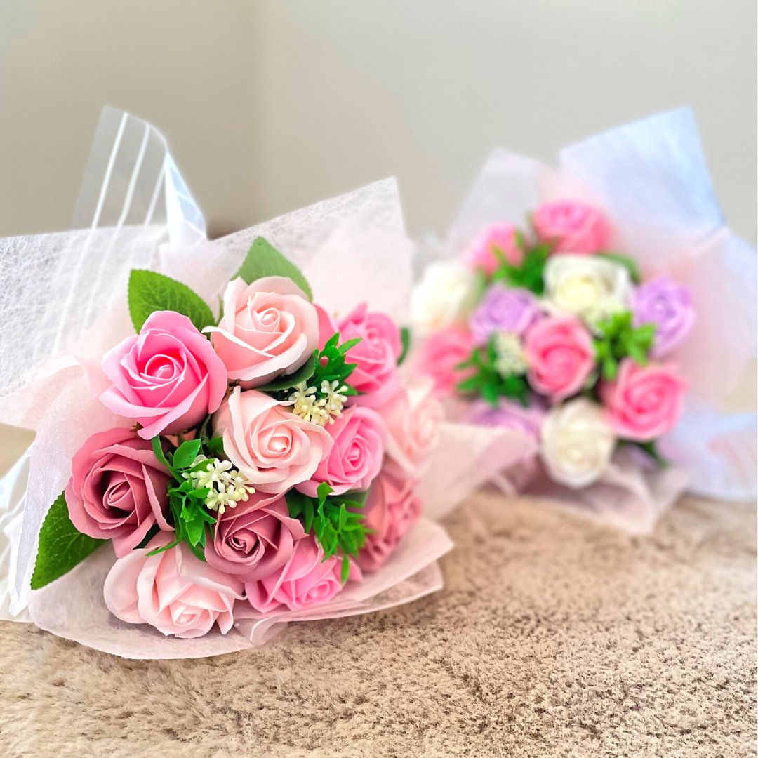 人気の #ソープフラワーブーケ に、かわいいピンクブーケが仲間入り💐
くすみピンク入りの『フローラルピンク』と、ラベンダー入りの『ラベンダーピンク』

専用の手提げ袋付きです！

#ソープフラワー は石鹸の香りがする枯れないお花🌹
お花のお世話が苦手な方にもおすすめです♪

#ミレニアムアート