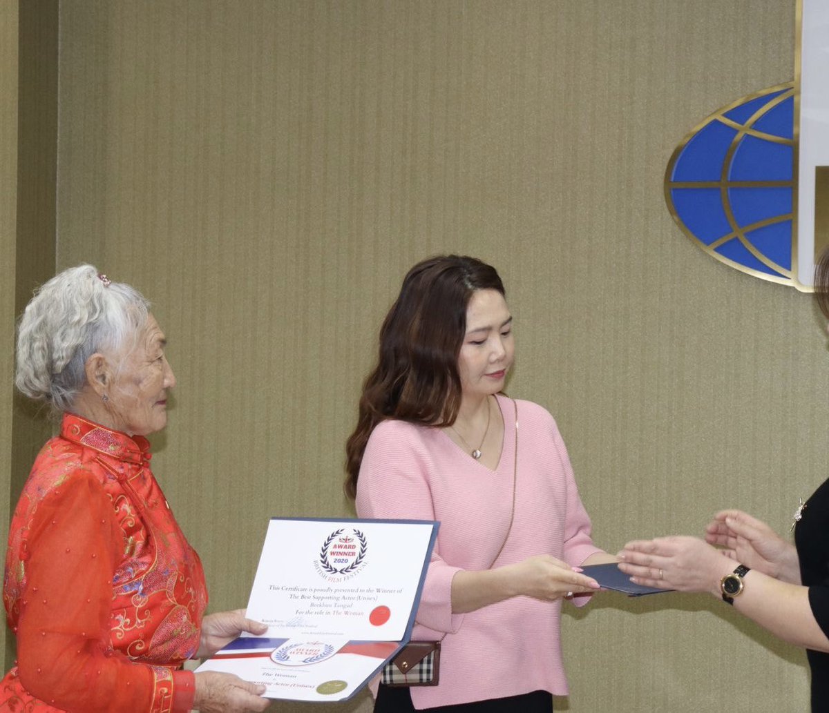 Их Британи улсын нийслэл Лондон хотноо “Их Британийн Кино наадам” шагнал гардуулах ёслол зохион байгуулагдаж, найруулагч Б.Отгонзоригийн “The Women” кино “Шилдэг эмэгтэй гол дүр”ийн шагналыг жүжигчин Ч.Ундрал , “Шилдэг туслах дүр” шагналыг жүжигчин Т.Борхүү /МУГЖ/ нар хүртсэн.