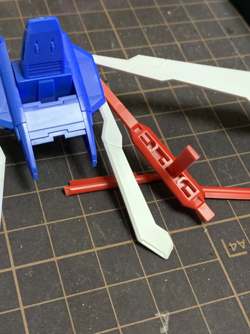 HGFCゴッド組んでバックパックの肉抜き気になったからランナー削って埋めた 