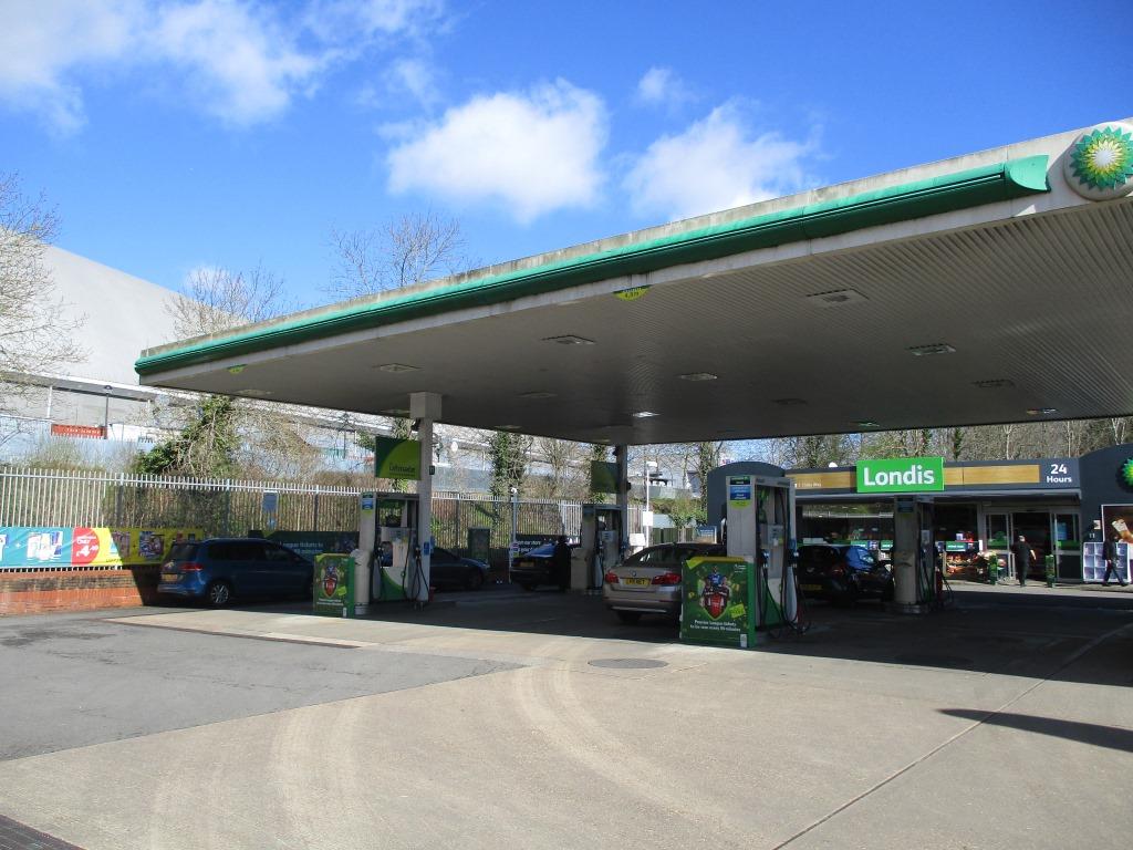 wyethprojects's tweet image. Wyeth Project Services designed &amp;amp; project managed the remodel and installation of 5 EV chargers and accompanying LV panel and substation installed at the @MotorFuelGroup, Childs Way Service station.
Thanks to NH Shopfitting and SC Forecourts for their work on this project.
