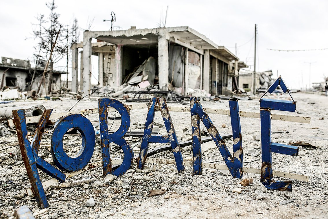 Gelê Kurd bi  têkoşîneke bêhempa û bi yek dilî xwedî li nirxên xwe derket, sînoran hilweşand û Kobanê parast. Bi rizgarkirina Kobanê re hovîtiya ku mirovahiyê dîl girtibû têkçû wê şirîkê hovan jî têk biçin. Di sala 8’emîn de em rizgarkirina #Kobanê pîroz dikin.