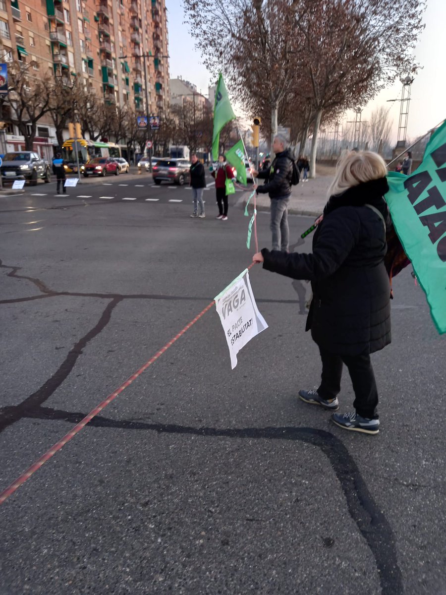 CATAC_IAC's tweet photo. Segon dia de la #VagaEducacioSanitat avui amb concentracions arreu del territori 
#26G som amb el piquet de #Lleida per la defensa d'uns serveis públics de qualitat.

Lluitem pels drets del personal PAS, 
100% jornada, 100% salari!

#PASEducacioEnLluita
#CambrayDimissió https://t.co/1BcO9NOADE
