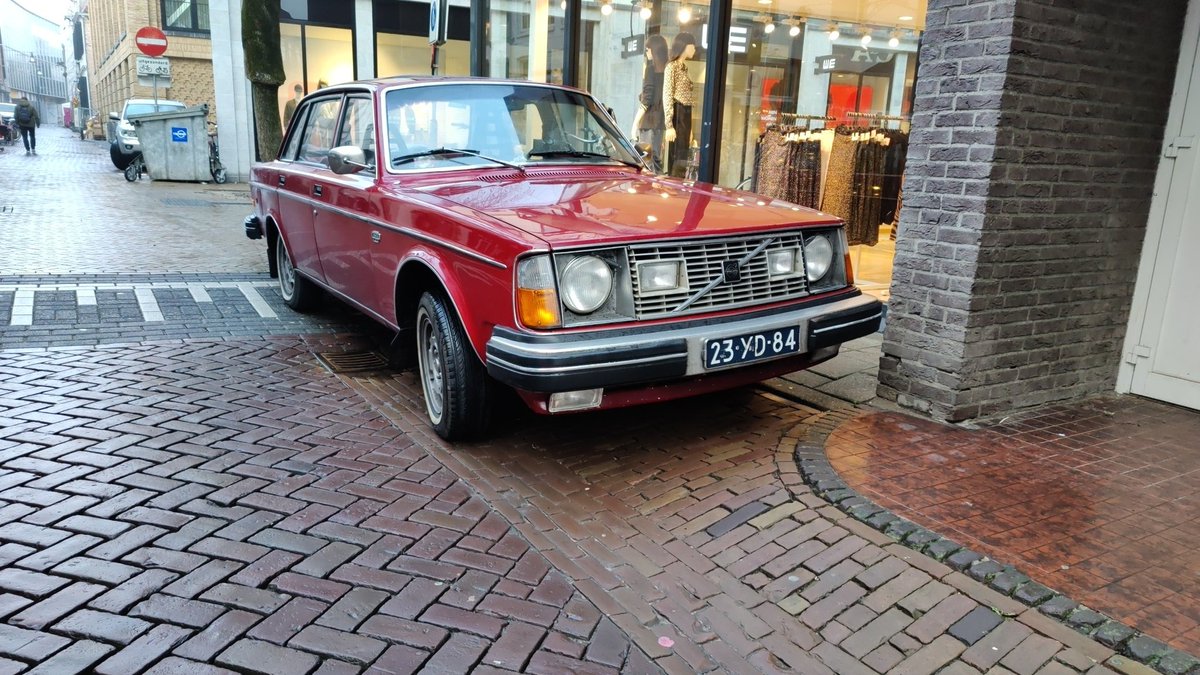 MG_de_Vries's tweet photo. Oldskool #Volvo #244DL in #Zwolle centrum.
Duidelijk van een liefhebber want hij ziet er goed gesoigneerd uit. https://t.co/VS02pbAGbf