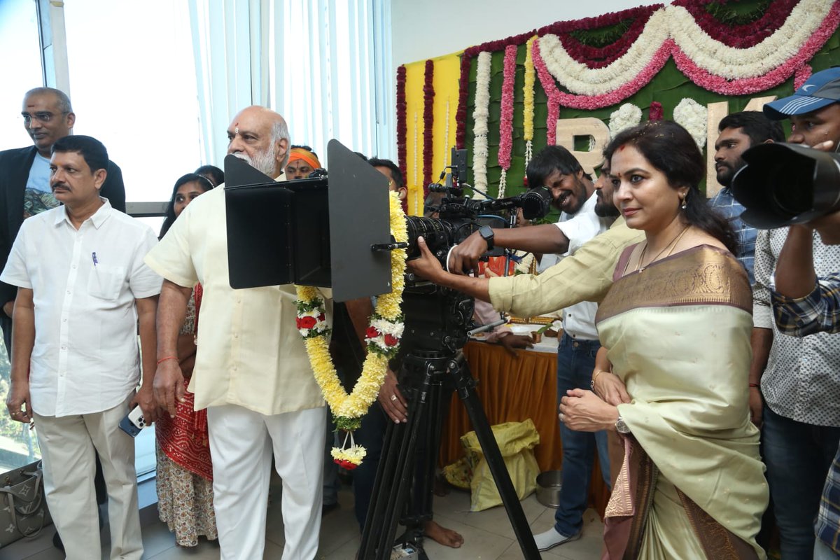 Legendary Director @Ragavendraraoba is all set to produce a new film titled #SarkaruNaukari under #RKTeleshowPvtLtd banner, directed by @ShekarPhotos with #Akash as lead! ❤️ @BVazhapandal #TanikellaBharani @sandilyapisapa1 @OfficialSunitha #RamVeerapaneni