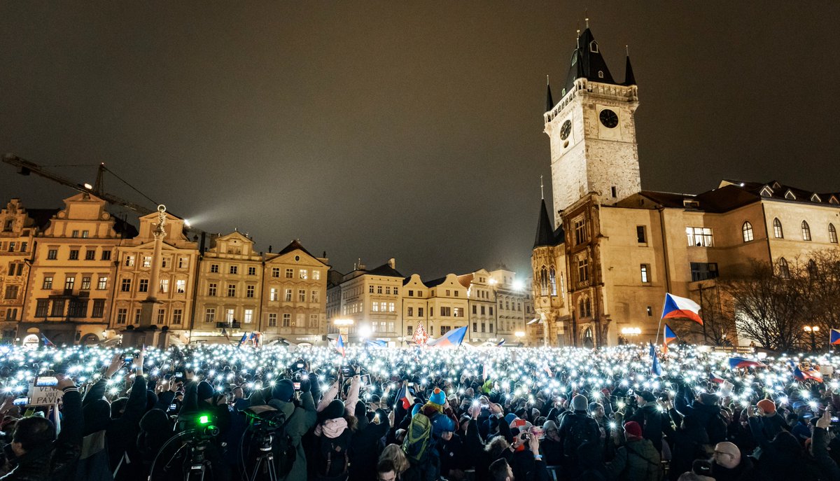 prezidentpavel's tweet image. Když stojím na tom pódiu před vámi, cítím hrdost na to, že tam jsme pro něco, ne proti něčemu. Nejde jen o to, aby se hodnoty vrátily na Hrad, ale aby se vrátily do celé naší společnosti, spojily nás a vedly nás ke společnému cíli. Budu rád, když to ukážeme i za pár dní u voleb.