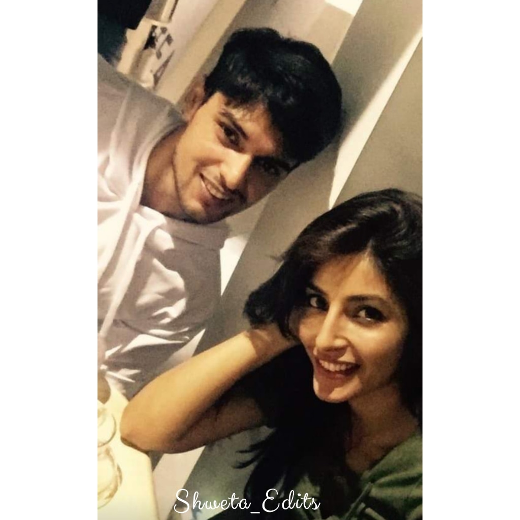 ankitgupta_fc's tweet photo. Delhi wali Dosti❤❤
Yaar koi to cast karo inko as a lead
Phlee adhure reh gaye hai humare sapne😂😂
Jokes apart but this friendship is just undefined with lots of love✨
#AnkitGupta #HarshitaGaur #Harshkit https://t.co/K2JI7PslBe
