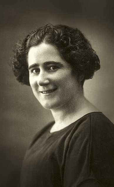 Esta noche celebramos el Día de la Mujer con Clara Campoamor, la abogada, escritora y política que logró que las mujeres pudieran votar en España. 

🎥"Un voto para despertar", de Rafael Alcázar. 

⏰ Esta noche, 21:25h en @la2.