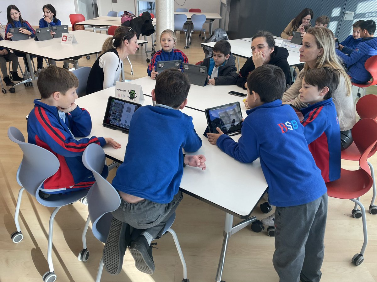 BSBCPrimaryHT's tweet image. How can we make the most of our screentime? Digital Leaders demonstrating to our parents, how to be creative with technology #imovie #powerpoint #garageband #MicrosoftEDU