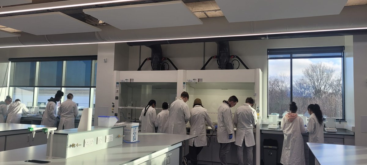 Throwback to last week's chemistry taster day where Year12 students joined us to do some organic synthesis! @UEA_Chemistry @DrRianneLord @M_D_Bennett @uniofeastanglia

#TBThursday #Chemistryclass #Students #year12 #norfolk #suffolk #ueascience #organicsynthesis