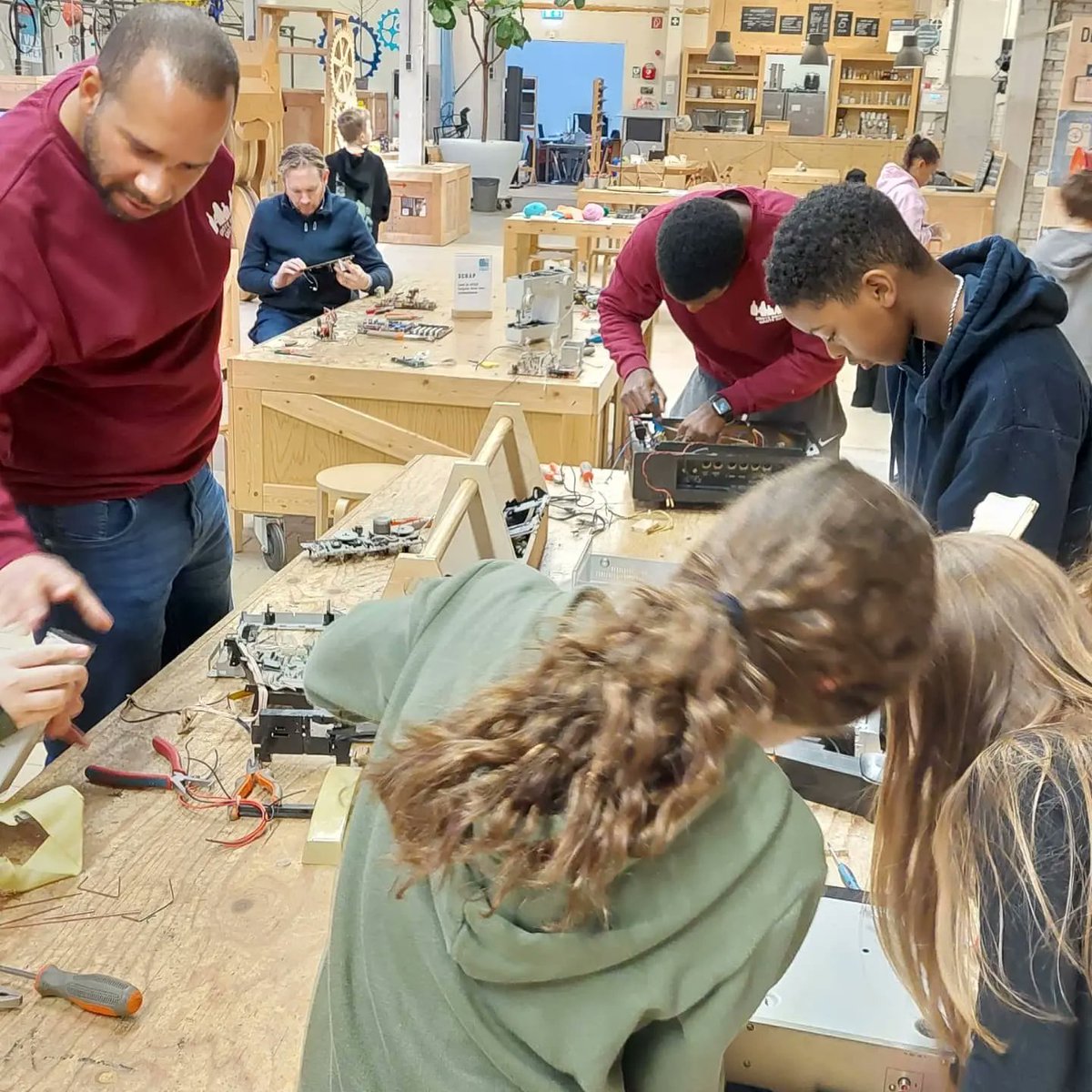 Hard aan het werk bij de <a href="/Uitvindfabriek/">De Uitvindfabriek</a>
