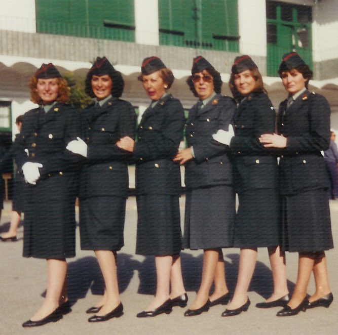 (1/4) ¿Sabes quiénes eran las matronas de la Guardia Civil? Fueron las primeras mujeres en vestir el uniforme sin divisas ni armamento. #35aniversario 
#guardiacivil 
#mujerguardiacivil 
#matrona
#carabineros