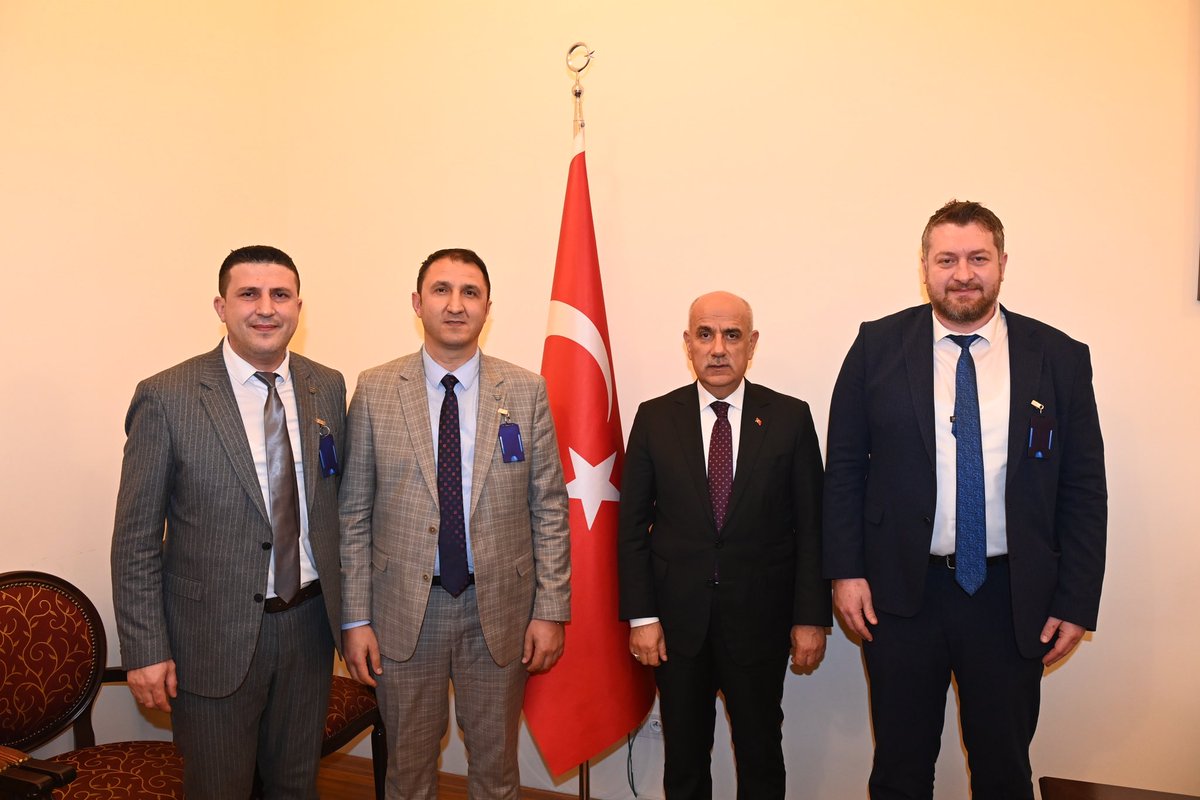 Tarım Orman Bakanımız Sayın Vahit Kirişciyi Makamında Ziyaret Ederek Bakanlık Bünyesinde Çalışan Memur Arkadaşımızın Taleplerini Sayın Bakanımıza İlettik Bizlere Göştermiş Olduğu Samimiyetten Dolayı Kendisine Teşekkür Ediyoruz.