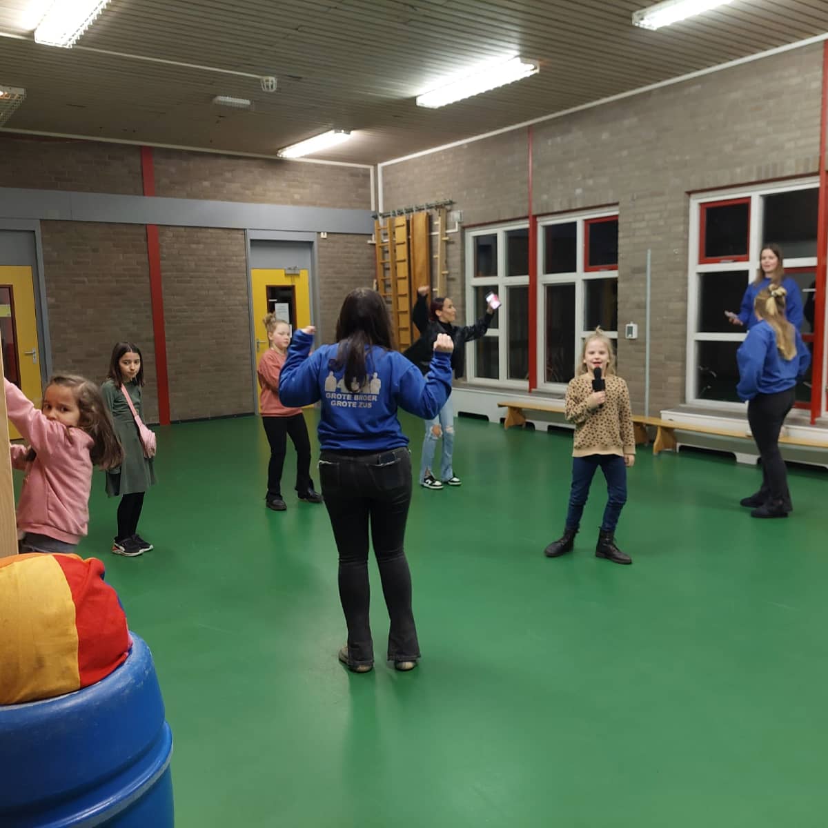 Meidenavond, dansen en karaoke stond op het programma in de Haagse Beemden.