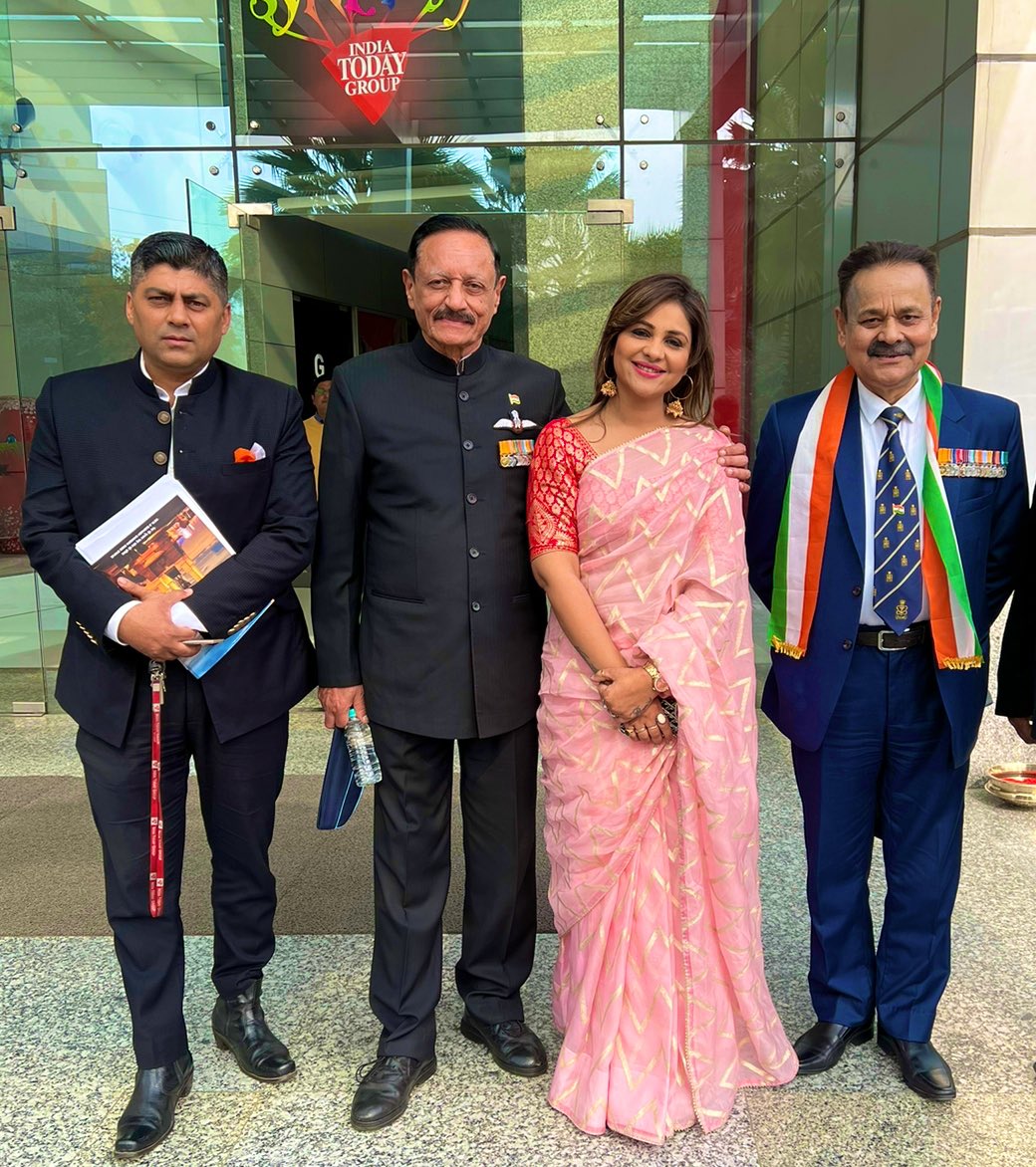 anamikamber's tweet photo. गौरव के क्षण @gauravcsawant जी एवम् देश के नायक @Chopsyturvey @shekhar19541 जी के साथ गणतंत्र दिवस पर https://t.co/7bqAoV6tL2