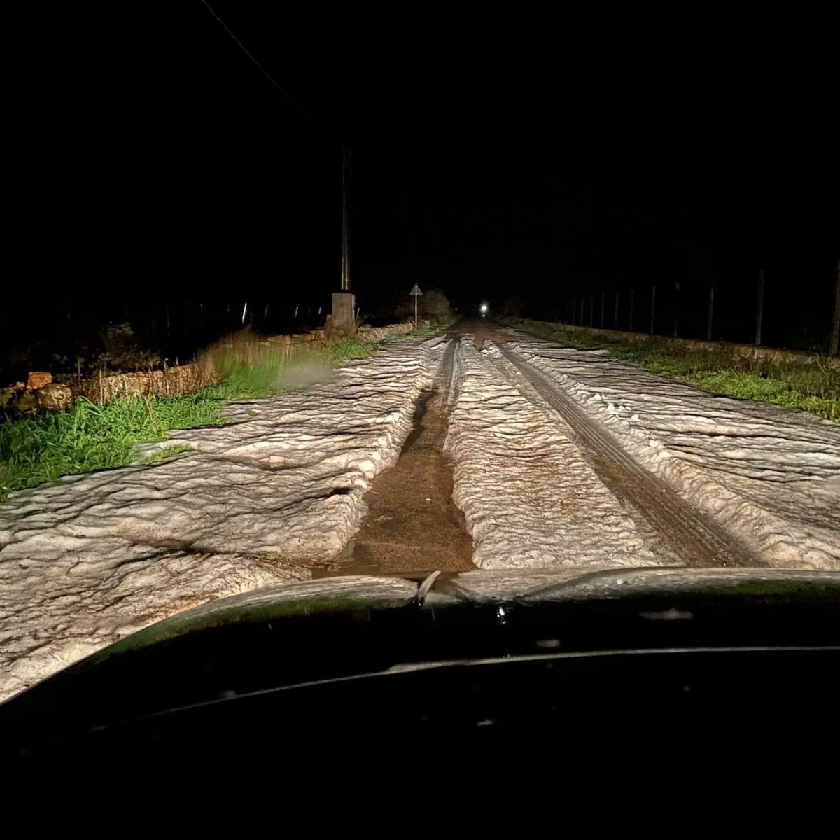 MeteOnePB's tweet photo. ⚠️ #maltempo: Piogge e anche temporali sul #Salento dove si sono abbattute persino delle grandinate simil-estive #meteo #puglia https://t.co/CMEM5CXKX4
