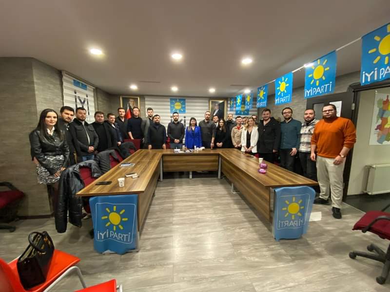 İYİ Parti Nilüfer İlçe Teşkilatı Gençlik  kollarımız, 3. Olağan ilçe kongremiz sonrası ilk yönetim kurulu toplantısını, Gençlik Politikaları Başkanımız Onur ÖZMEN ve Gençlik kolları Başkanımız Seda ÇAL BOSTANCI Başkanlığında yaptılar.
İYİ Parti Nilüfer İlçe Başkanı
  Levent ÖNCÜ
