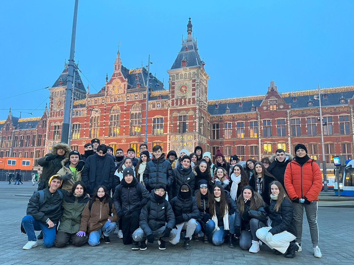 Ins Vinyes Velles (@vinyesvelles) on Twitter photo L'estada lingüística a Amsterdam una oportunitat magnifica per la pràctica de l'anglès mitjançant el seu ús en contextos comunicatius més amplis que els que permet l'entorn escolar i promoure la convivència entre alumnes.<a href="/ajmontornes/">Aj. Montornès</a> <a href="/RadioMontornes/">Ràdio Montornès</a> L'estada lingüística a Amsterdam una oportunitat magnifica per la pràctica de l'anglès mitjançant el seu ús en contextos comunicatius més amplis que els que permet l'entorn escolar i promoure la convivència entre alumnes.<a href="/ajmontornes/">Aj. Montornès</a> <a href="/RadioMontornes/">Ràdio Montornès</a>