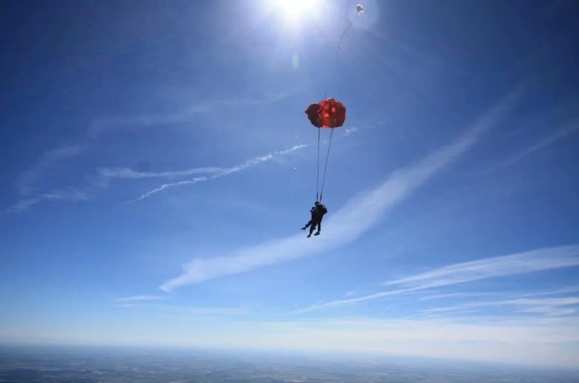 Is it a bird? Is it a plane? No it's one of our Health Tree Heroes floating through the sky to raise money for their local hospital charity! If you'd like to take part in this year's skydive, please contact us at: hello@healthtreefoundation.org.uk  

#ThrowbackThursday