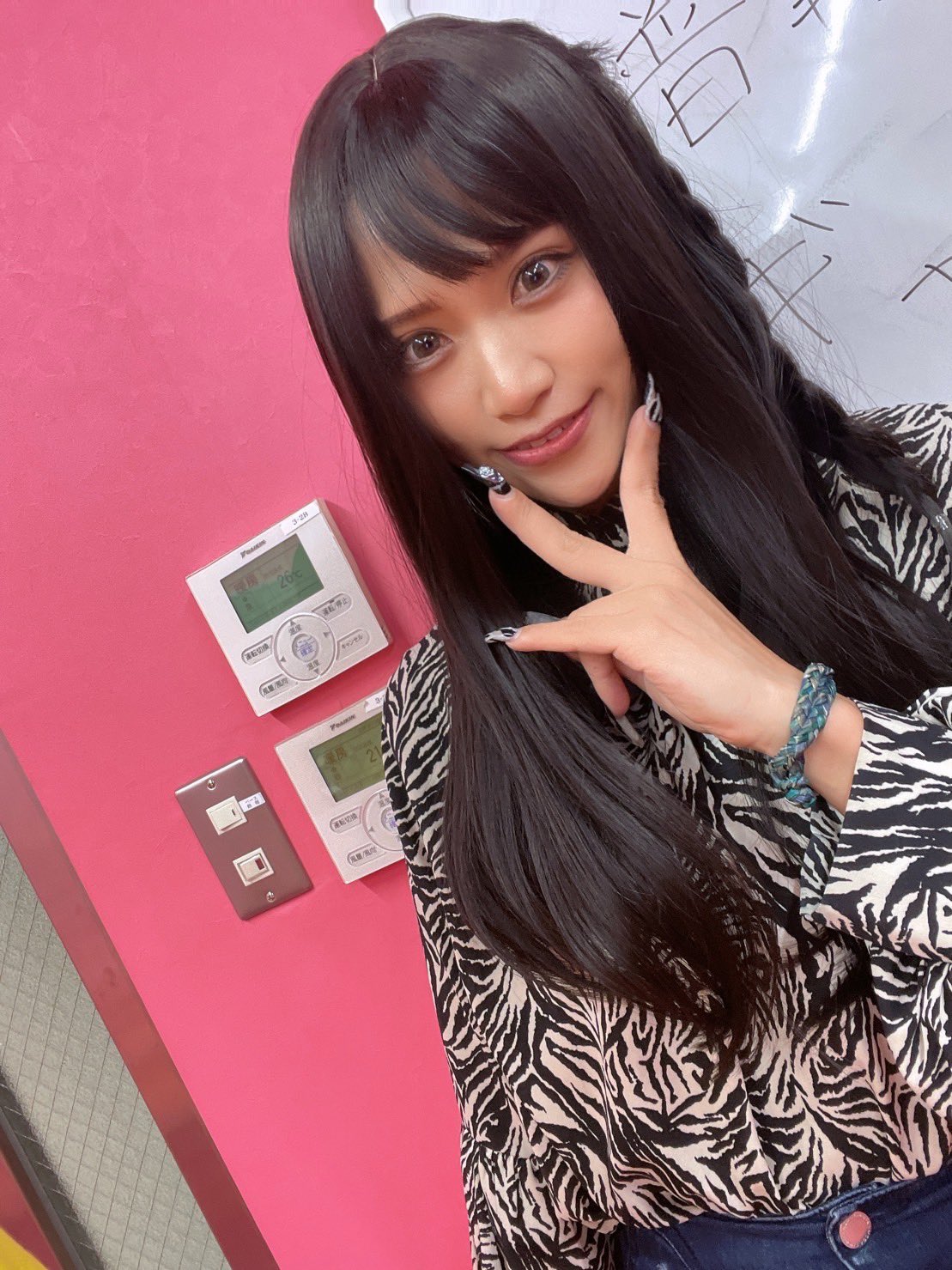 パーティーちゃん　信子 TikTokで上がってた謎の清楚黒髪は知らなくて委員会の企画でしたーっ🥳🥳まだまだうちはぎゃうでいたい😚💕‼️  TVerで見逃し配信もあるから見てみてね💖💖💖💖💖 この黒髪ウィッグ持って帰った😂😂傾きすぎたら青見えるけどいつか被ると ...