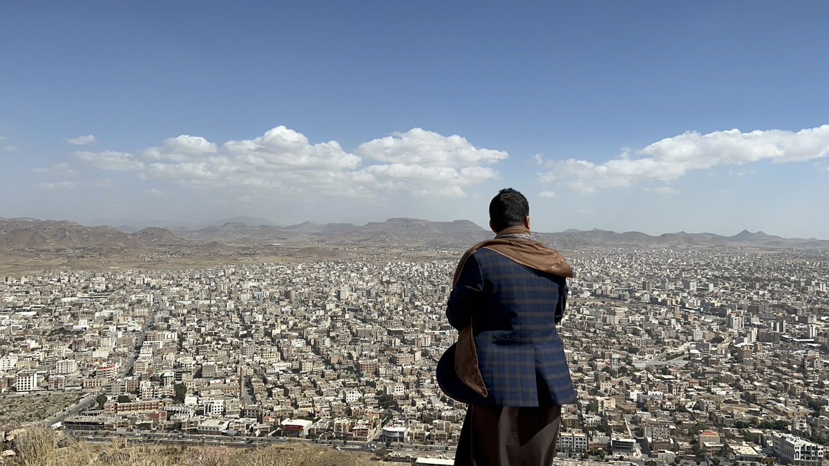 يوم الخميس واحد من أعز الأيام على قلبي
أصعد فيه قمم الهضاب وأحرص على التنقل بينها لأرى الحبيبة صنعاء من كل الزوايا ومن خلالها اليمن كل اليمن.
إنني أصنع من هذا اليوم فرصة للتأمل ومؤتمراً لأشواق السنين وذكريات الرفاق والأصحاب الذين فقدتهم
هو بالفعل يومهم ولذلك أكون فيه أشد حباً لله