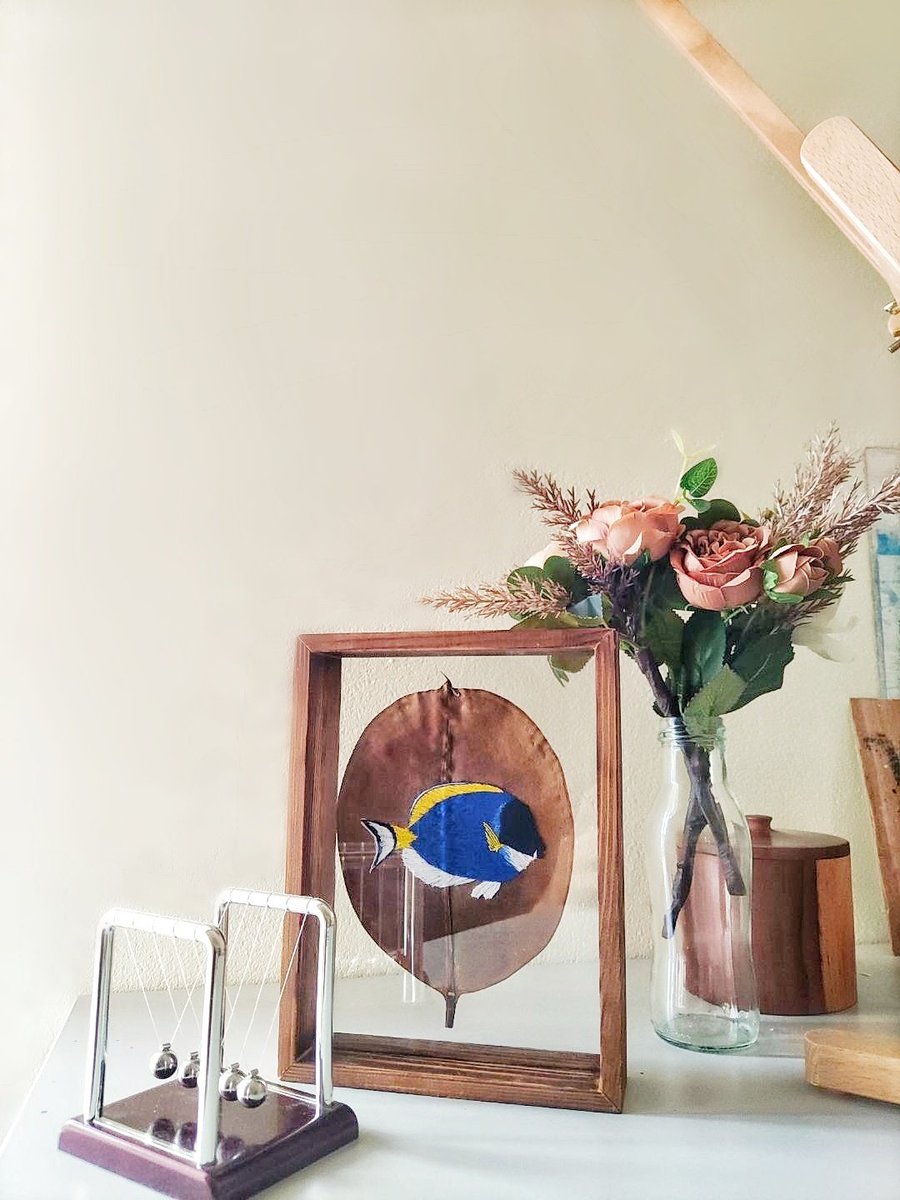 Dhoadhi_mv's tweet photo. FRAMED EMBROIDERED DRY LEAF 
Finally we are able to introduce the first ever framed dry leaf embroidery in Maldives.
This specific frame here holds the floating "noo kaalhu". Our first frame holds an embroiderd fish as it's one of the dearest things to our hearts. https://t.co/AMNZNZGmbr