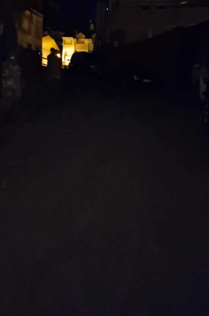PP_Campo_Real's tweet photo. Entre estas dos fotos📸 hay más de 10 días de diferencia

🌚La calle Arenal no puede seguir sin luz un día más. El otro día bajaban personas con la linterna del móvil encendida para no tropezar.

Estos problemas no pueden tardar semanas en solucinarse! https://t.co/UEEqwa6YVr