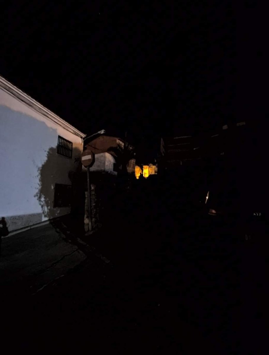 Entre estas dos fotos📸 hay más de 10 días de diferencia

🌚La calle Arenal no puede seguir sin luz un día más. El otro día bajaban personas con la linterna del móvil encendida para no tropezar.

Estos problemas no pueden tardar semanas en solucinarse!