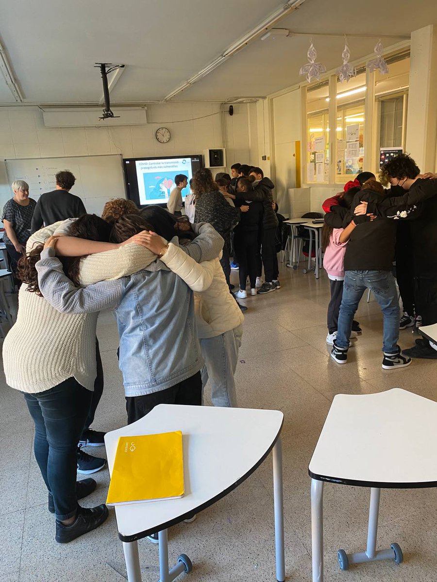 CCiutadana's tweet photo. ๐L'alumnat d'@EscolaCoves ja ha comenรงat el projecte #TrackU dins de #CiรจnciaCiutadanaiEducaciรณ.
๐ diagnosticarร situacions de risc epidรจmic relacionades amb el #SARSCoV2 i proposarร solucions.
@ISGLOBALorg @hospitalclinic @la_UPC @UniBarcelona @UOCuniversitat @EUGenfermeria https://t.co/8RgKb1CVnQ