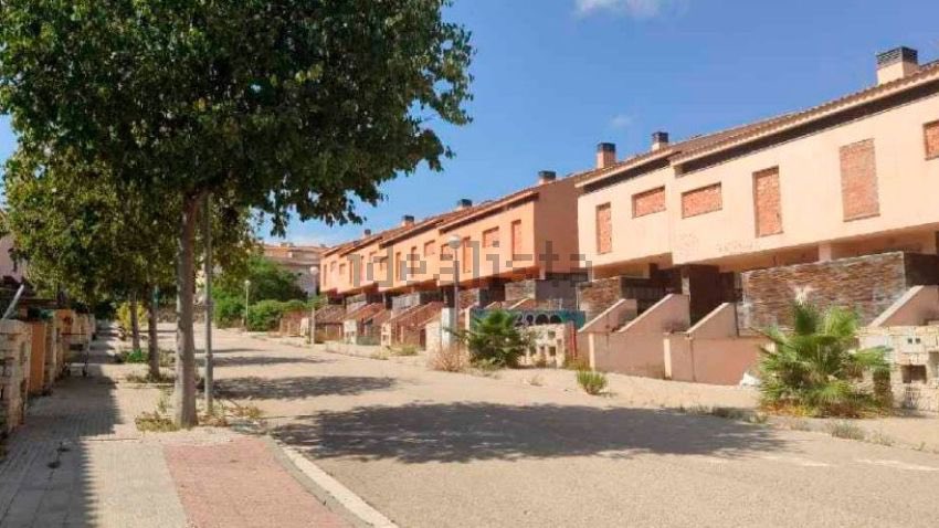 ATENCIÓ!
Informen que són falsos els rumors que circulen per xarxes socials en relació a noves Okupacions a cases del C/Catúfols. S'han fet les comprovacions necessàries per poder desmentir aquestes informacions. Es prega fer servir els canals oficials per informar-se. Gràcies.