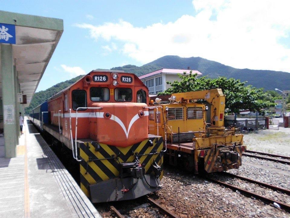 ShengChuanTso's tweet photo. 那個未電氣化的時候~

#126号機の日 #台湾 #鉄道 #機関車 #R126 #金崙 #普快車 https://t.co/UsrUl7AZpn
