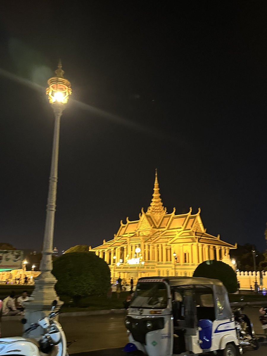 soksothearath1's tweet photo. This Saturday, I decided to be a full day tourist in Phnom Penh. Royal palace is one in the list. #excited #Tday #Tvlog https://t.co/b5p4X5yEPb