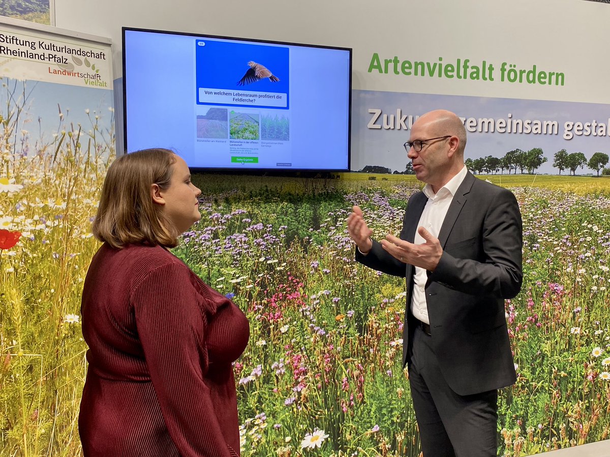 sonnenhofelias's tweet image. Die Vorsitzende von @Die_Gruenen @Ricarda_Lang hat auch beim #HumusKlimaNetz und beim #FRANZprojekt vorbeigeschaut und sich über humusaufbauende Maßnahmen sowie Naturschutzmaßnahmen zur Förderung der #Artenvielfalt in der #Landwirtschaft informiert. #IGW…