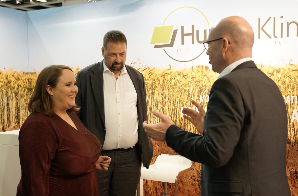 sonnenhofelias's tweet image. Die Vorsitzende von @Die_Gruenen @Ricarda_Lang hat auch beim #HumusKlimaNetz und beim #FRANZprojekt vorbeigeschaut und sich über humusaufbauende Maßnahmen sowie Naturschutzmaßnahmen zur Förderung der #Artenvielfalt in der #Landwirtschaft informiert. #IGW…