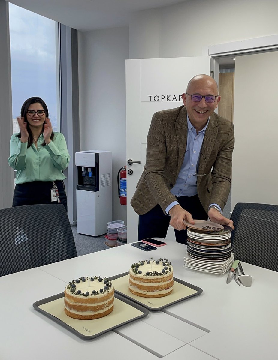 emsan's tweet image. Genel Müdürümüz Hakan Zihnioğlu’na küçük bir doğum günü süprizi😊