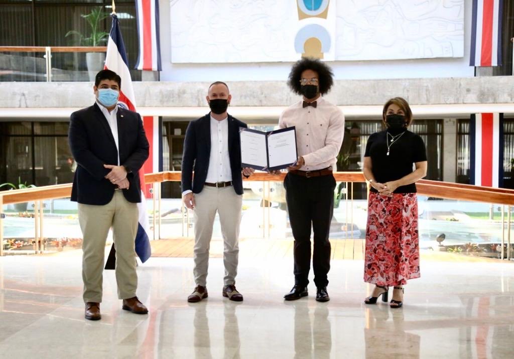 Me salió un recordatorio de esta foto de hace un año donde fuimos invitados a Casa Presidencial a la firma de la Ley de Comercio al Aire Libre, lamentablemente después de un año seguimos sin reglamento por parte de la la Municipalidad de San José. 1/3