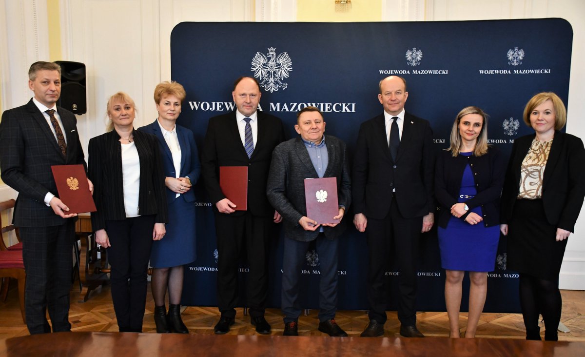 Podpisałem dzisiaj umowy z trzema gminami na kwotę ponad 8,4 mln zł. W ramach dofinansowania z rezerwy celowej, zostaną zrealizowane zadania tj: modernizacja i rozbudowa oczyszczalni ścieków, budowa hali sportowej i rozbudowa Szkoły Podstawowej.