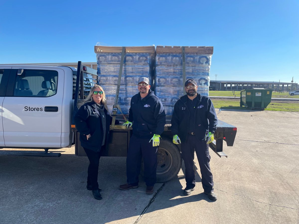 chevronphillips's tweet photo. Thank you to our dedicated employees helping our neighbors in need! CPChem's Cedar Bayou and Pasadena Plants came together to donate pallets of bottled water to Deer Park and Pasadena communities after a day of devastating severe weather.
#houwx #TexasTornado #CaringByChoice https://t.co/PeumhDrinV