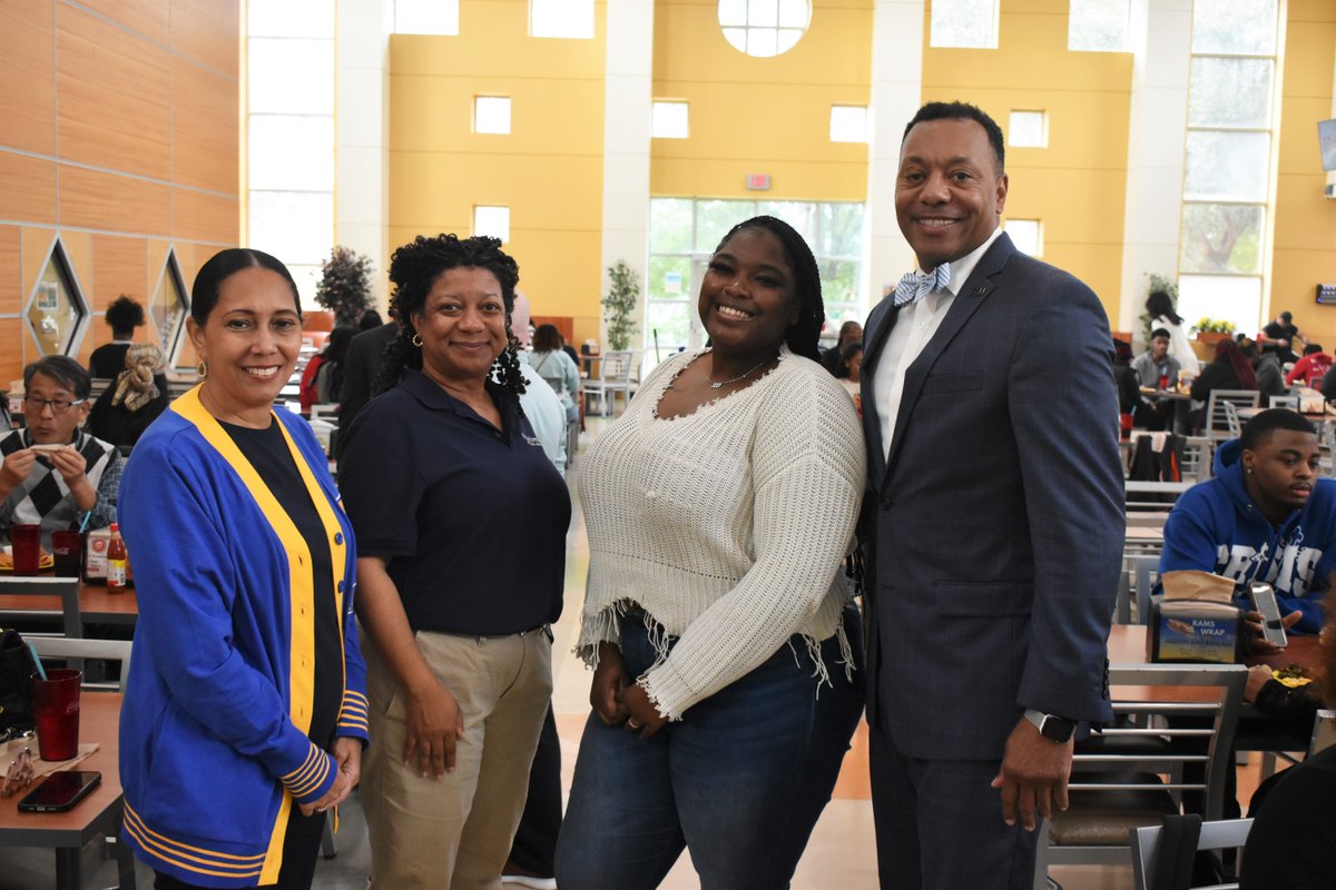 AlbanyStateUniv's tweet photo. Caught on Camera: Campus leadership and academic affairs staff members visited with students at the dining hall to check in on their first week back to school. #ASUCares https://t.co/JkX0M5Lnhr