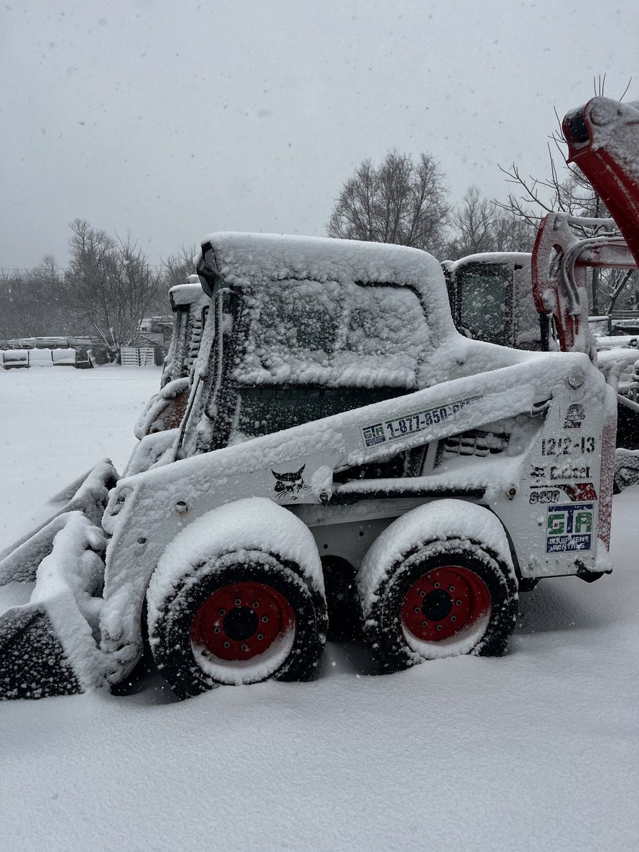 Chill is in the air. ❄️ 
#skidsteer #bobcatequipment #snowremoval #snowsnowsnow #snowlife #snowstorms #oakville #canadianwinter #onstorm #snowremoval #snowpusher #skidsteers #skidsteers_daily #oakvilleontario #snowmageddon #chillisintheair #coldwinter #heavyequipmentlife