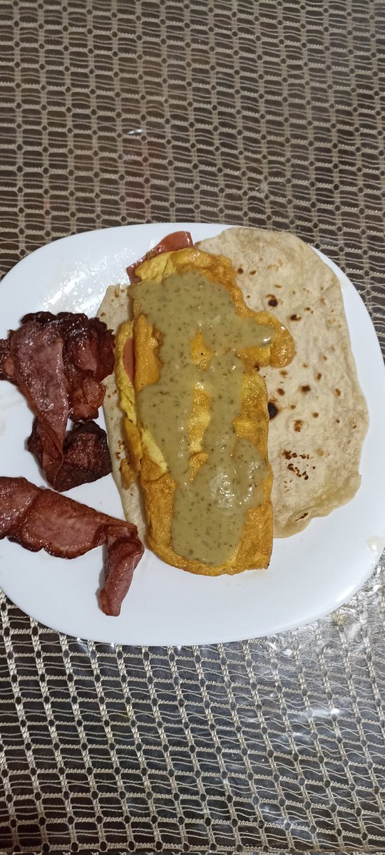dianaeduarterdz's tweet photo. Buen día! Desayuno no tan virtual, omelet de champiñones, queso y mortadela con chile en tortilla de harina y tocinito 🥰 @GAMEZMARIO  @MauroMoralesMtz #desayunovirtual https://t.co/5pMsJDRYEB