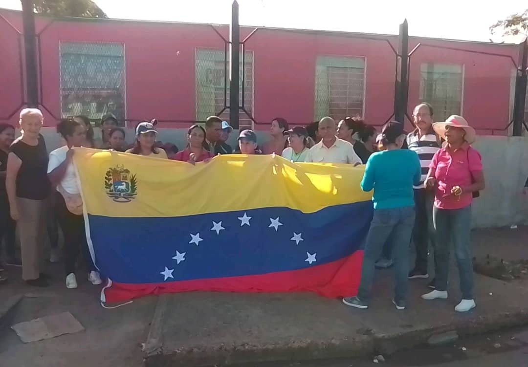ReporteYa's tweet photo. #26Ene #Monagas #Protesta
@josea_alexander: Padres, representantes y docentes y demás personal del preescolar Francisco Verde, del sector La Puente, protestaron frente al ambulatorio de Los Guaritos por salarios dignos y por los problemas estructurales de la institución https://t.co/zNTEph9WlO