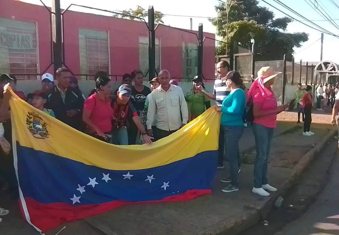 ReporteYa's tweet photo. #26Ene #Monagas #Protesta
@josea_alexander: Padres, representantes y docentes y demás personal del preescolar Francisco Verde, del sector La Puente, protestaron frente al ambulatorio de Los Guaritos por salarios dignos y por los problemas estructurales de la institución https://t.co/zNTEph9WlO