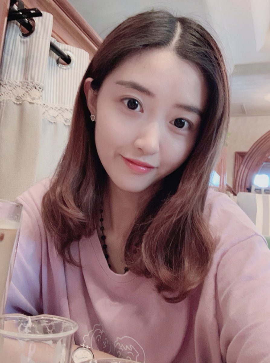 lookfacey's tweet photo. 反差婊这样拍的话，我觉得有翻白眼更好。 https://t.co/hi5BEzZlfu