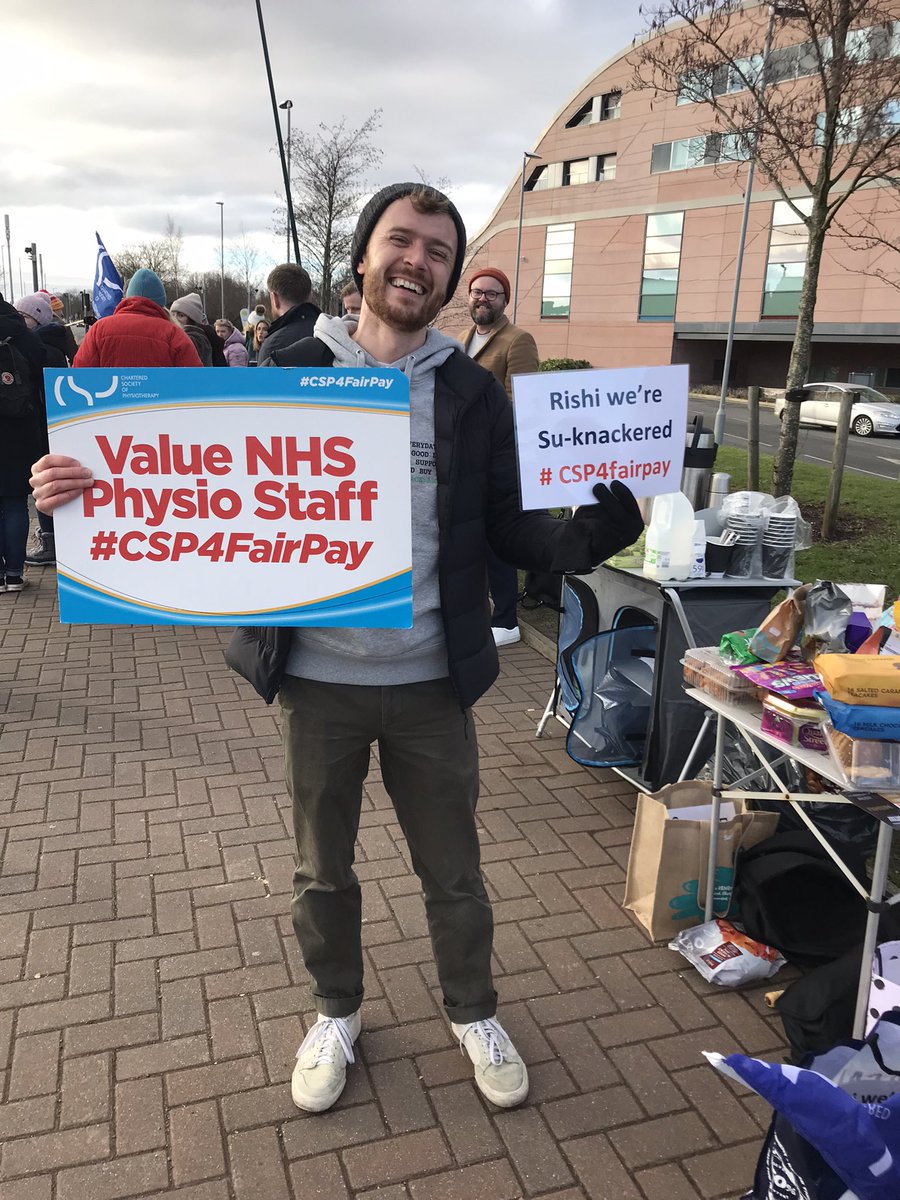 At Alderhey Childrens hospital now. Wow over 40 @thecsp members in the picket line. Most have been here all day. What a turnout. #CSP4FairPay