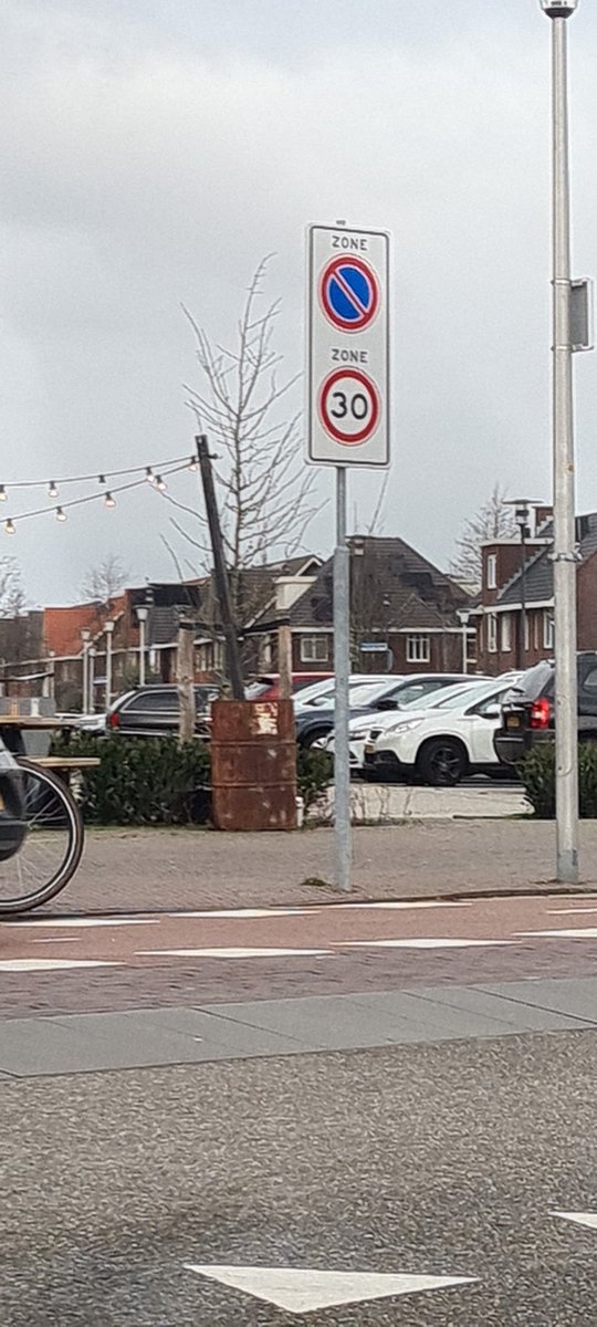 Wederom 10 boetes uitgeschreven bij basisschool #klipper #maxima #goudenuillaan #rogierotterloostraat <a href="/Lansingerland/">Gem. Lansingerland</a>. Ouders/verzorgers vinden het nog steeds lastig om de auto in een parkeervak te parkeren #verkeersveiligheid. Er waren vakken genoeg. Was #onherkenbaar aanwezig